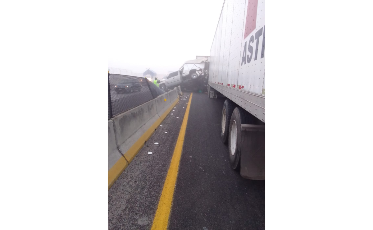 El vehículo con placas de circulación 287-BNL quedó debajo del remolque de un tráiler y la camioneta tipo Pick up incrustada en el muro de contención. Foto: Especial