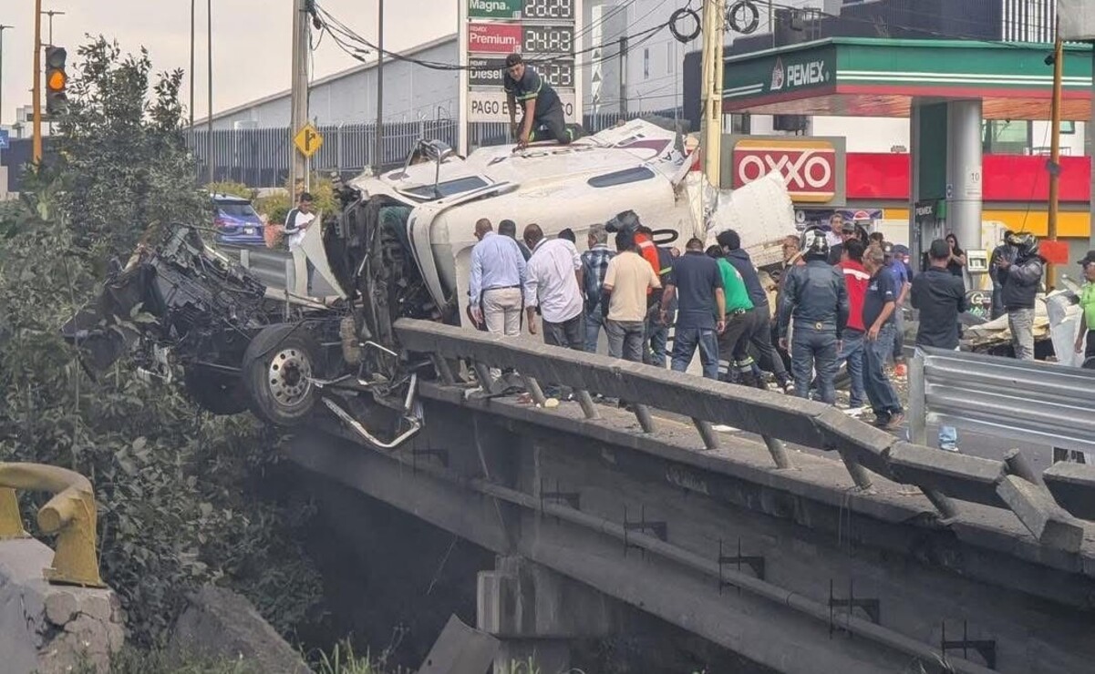 Tráiler vuelca en carriles laterales de la México-Querétaro a la altura de Cuautitlán Izcalli