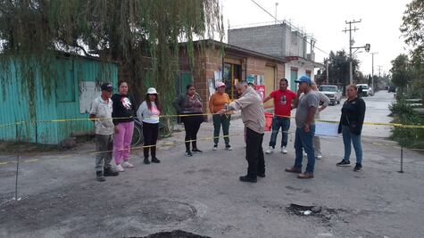 ¡Se traga un camión! cierran avenida en Teoloyucan por socavón de 3 metros