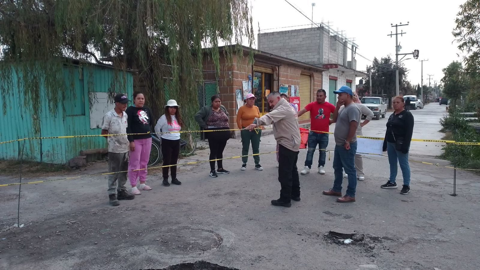 ¡Se traga un camión! cierran avenida en Teoloyucan por socavón de 3 metros