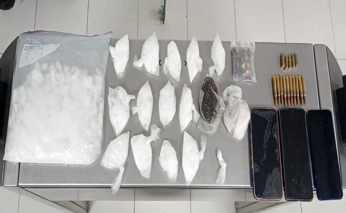Los oficiales decomisaron varias bolsas de plástico que contenían narcóticos / Foto: Especial