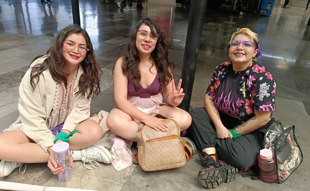 Mariana Maya y sus amigas se concentraron en Cuatro Caminos para trasladarse a la movilización masiva en la Ciudad de México. Foto Especial
