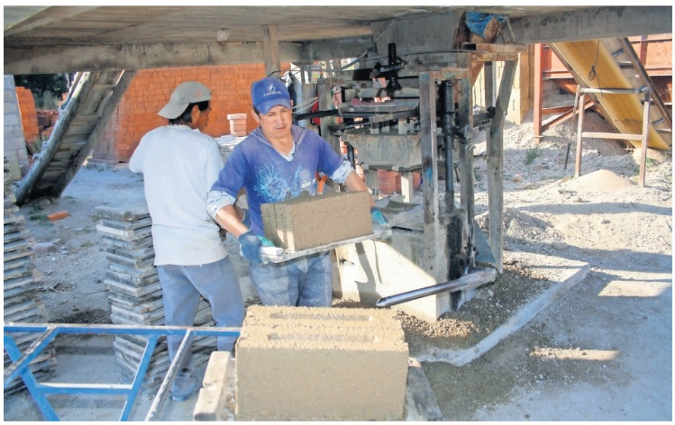 Santa María Magdalena Ocotitlán es conocida por su producción artesanal de ladrillos. Foto Arturo Hernández