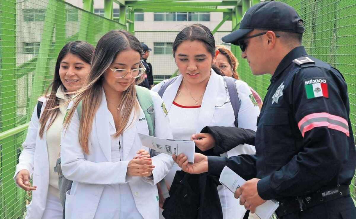 Estudiantes, trabajadoras y amas de casa consideran que los puentes peatonales se han convertido en espacios de acoso y agresiones. Foto: Alejandro Vargas  / El Universal Estado de México