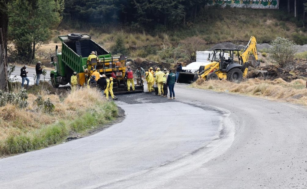 Cuadrillas de la Junta de Caminos realizan el fresado y colocación de nueva mezcla asfáltica en el tramo de Ocoyoacac. Foto Especial