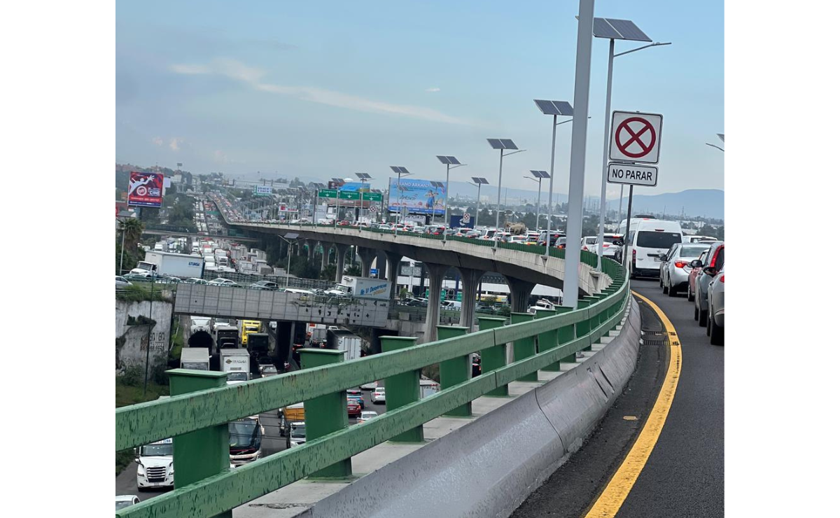 ¡Tráfico de pesadilla en Izcalli! Filas kilométricas y horas de retraso por la congestión de tráileres en la zona de San Martín Obispo. Foto: Especial