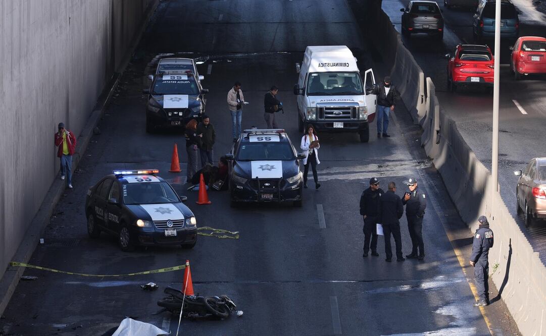 Un motociclista murió al derrapar en el puente en desnivel sobre Paseo Tollocan / Foto Arturo Hernández