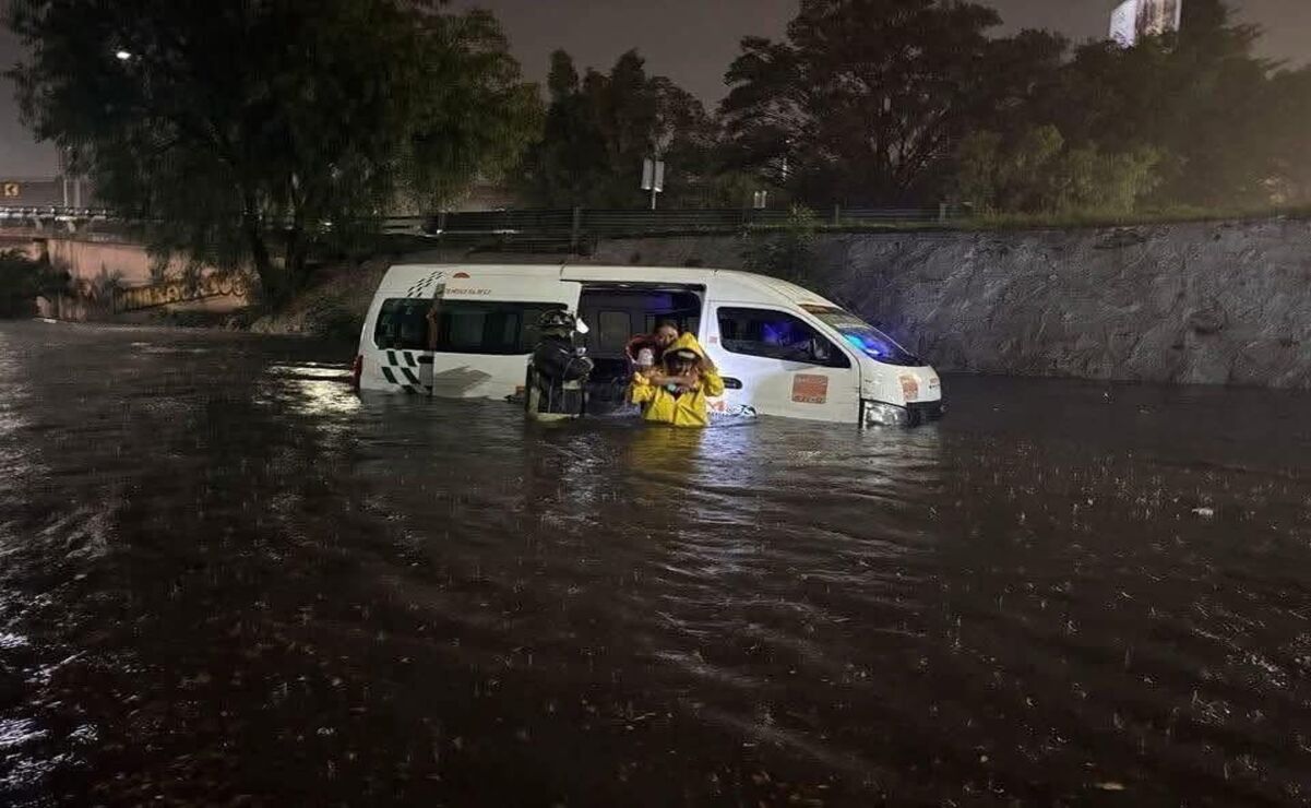 Rescatan a pasajeros varados en combi tras inundación en Tlalnepantla