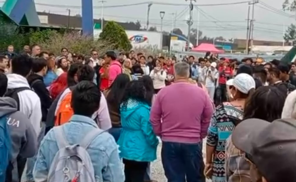 Estudiantes de la UTN paralizan vialidades clave en Nezahualcóyotl para exigir instalaciones dignas y la intervención estatal. Foto Especial