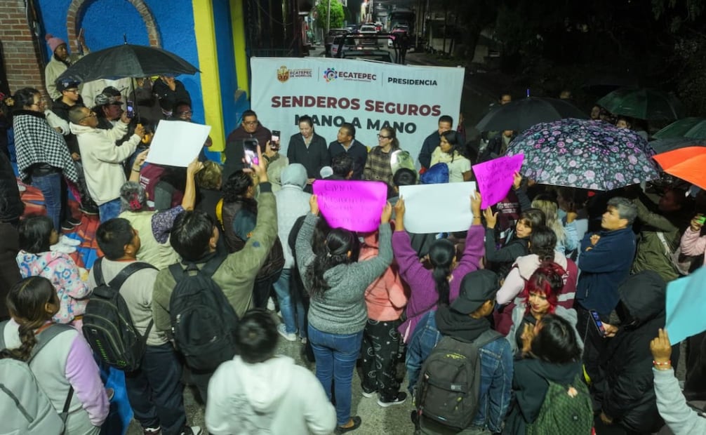 Con la instalación de alumbrado público, los habitantes ahora pueden transitar con mayor tranquilidad hacia sus trabajos o escuelas. Foto Especial