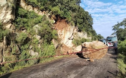 Cierran carretera en San Felipe del Progreso por caída de rocas