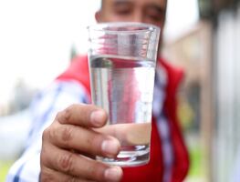 Alerta en Coacalco: Vecinos de El Laurel reciben agua amarilla y con mal olor, temen riesgos para la salud