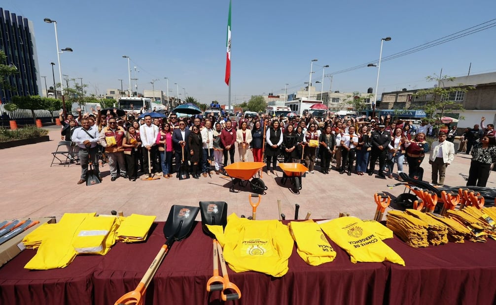 La alcaldesa Xóchitl Flores Jiménez entregó equipo especializado y de protección a las brigadas de emergencia. Foto Especial