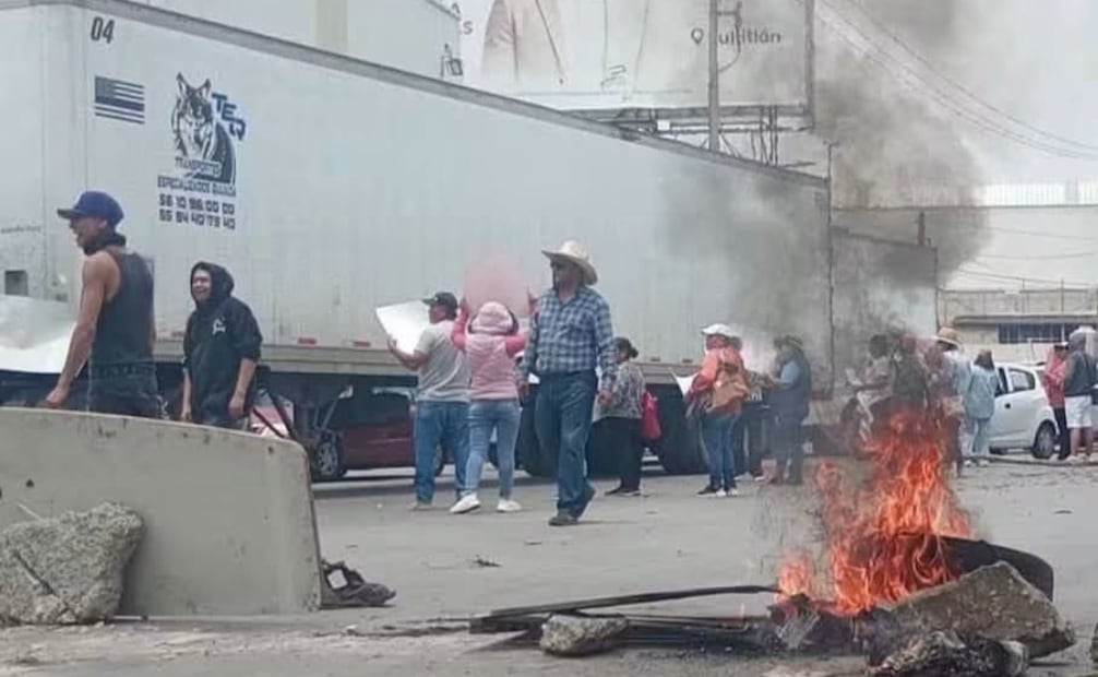 Manifestantes bloquean los carriles de la Vía José López Portillo con dirección a La Quebrada para denunciar presuntos abusos de autoridad. Foto Especial