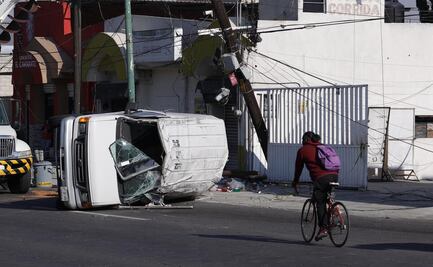 ¡Impresionante! Camioneta se impacta contra poste en Toluca