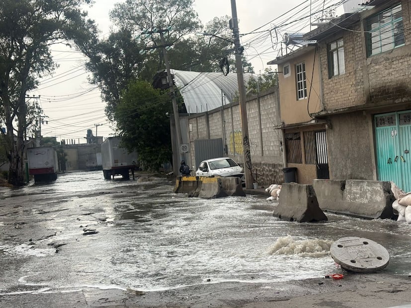 Durante las fuertes lluvias, las calles concentran grandes cantidades de agua. Foto. Arturo Contreras. El Universal