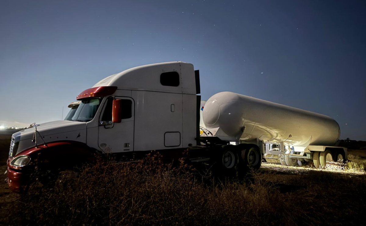Operativo coordinado entre SSEM, GN y Protección Civil permitió desmantelar una toma clandestina y asegurar vehículos utilizados para el robo de hidrocarburo en Soyaniquilpan. Foto: Especial