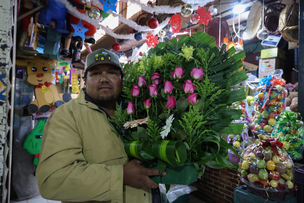 A pesar del incremento en los costos, los devotos de la Virgen de Guadalupe no escatimaron en gastos para adornar sus altares. Foto Arturo Hernández