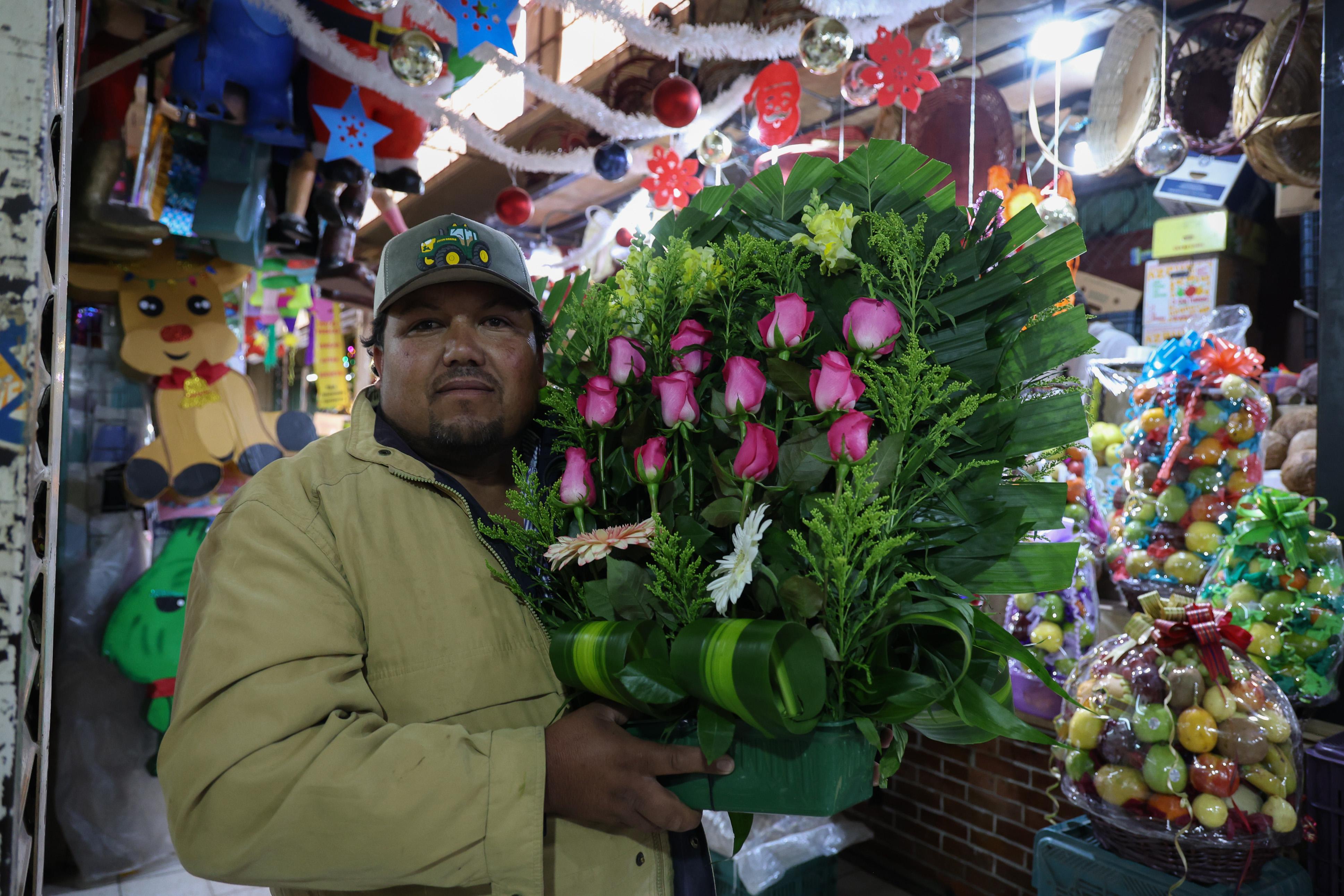 A pesar del incremento en los costos, los devotos de la Virgen de Guadalupe no escatimaron en gastos para adornar sus altares. Foto Arturo Hernández