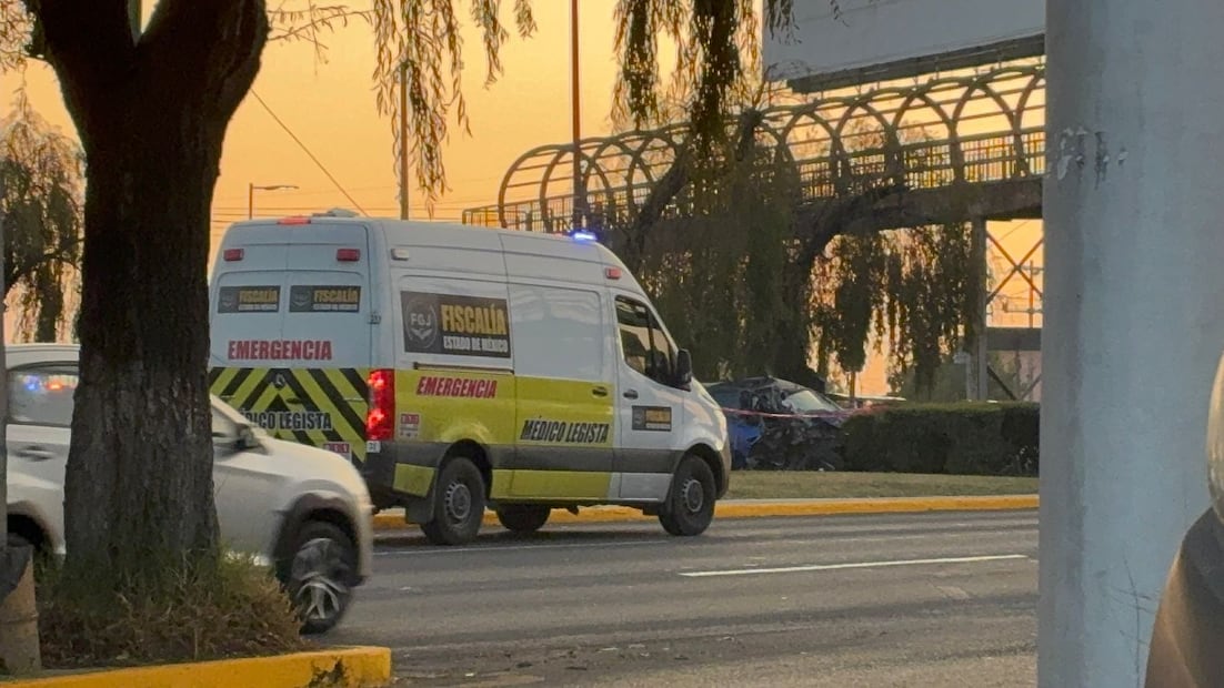 Peritos de la Fiscalía mexiquense realizaron el levantamiento del cuerpo para trasladarlo al Servicio Médico Forense. Foto Especial