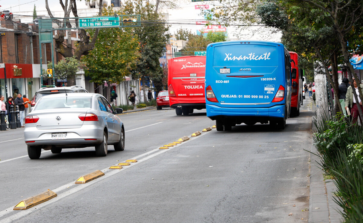 Ignoran autobuses carril confinado en el centro de Toluca