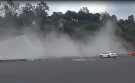 Camión sin frenos se estrella contra caseta de cobro en la Naucalpan-Toluca