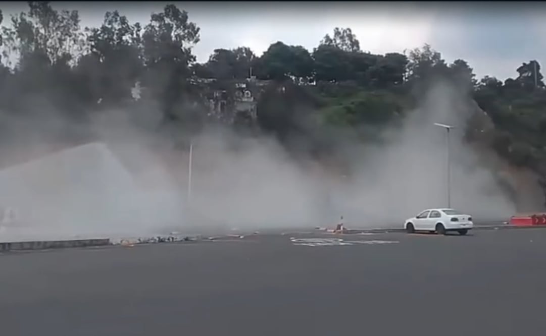 El exceso de velocidad y una presunta falla en los frenos provocaron que la pesada unidad perdiera el control. Foto Especial