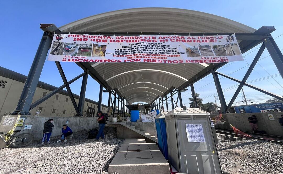 Vecinos del Ejido de Teyahualco insisten en frenar las obras del Tren Suburbano hasta que no se cumplan los acuerdos. Foto: Arturo Contreras
