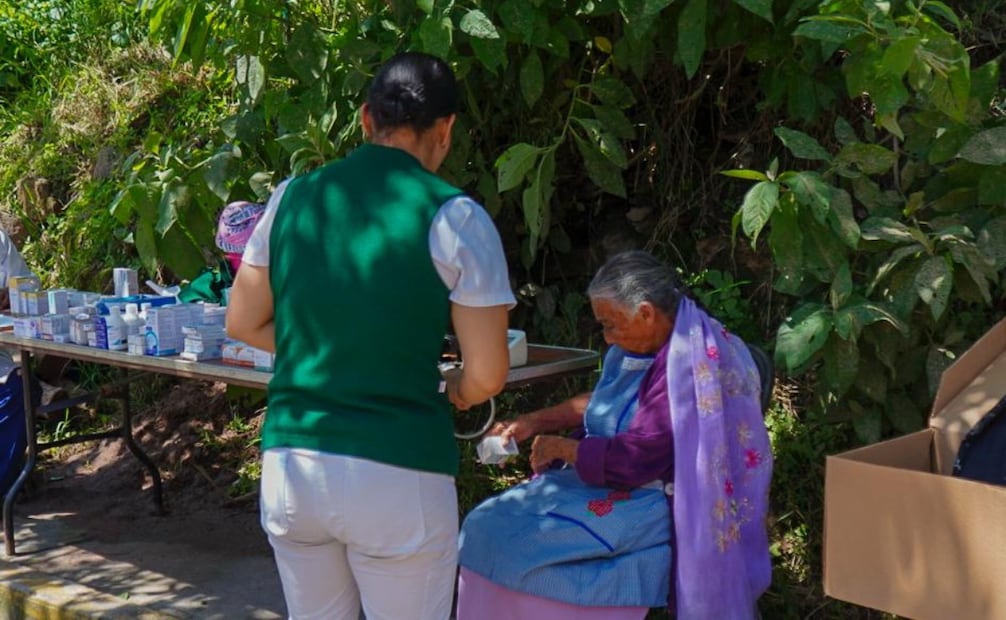 Personal de salud del Edomex brinda consultas médicas gratuitas y aplica vacunas a los habitantes afectados de San Pedro Tenayac. Foto Especial