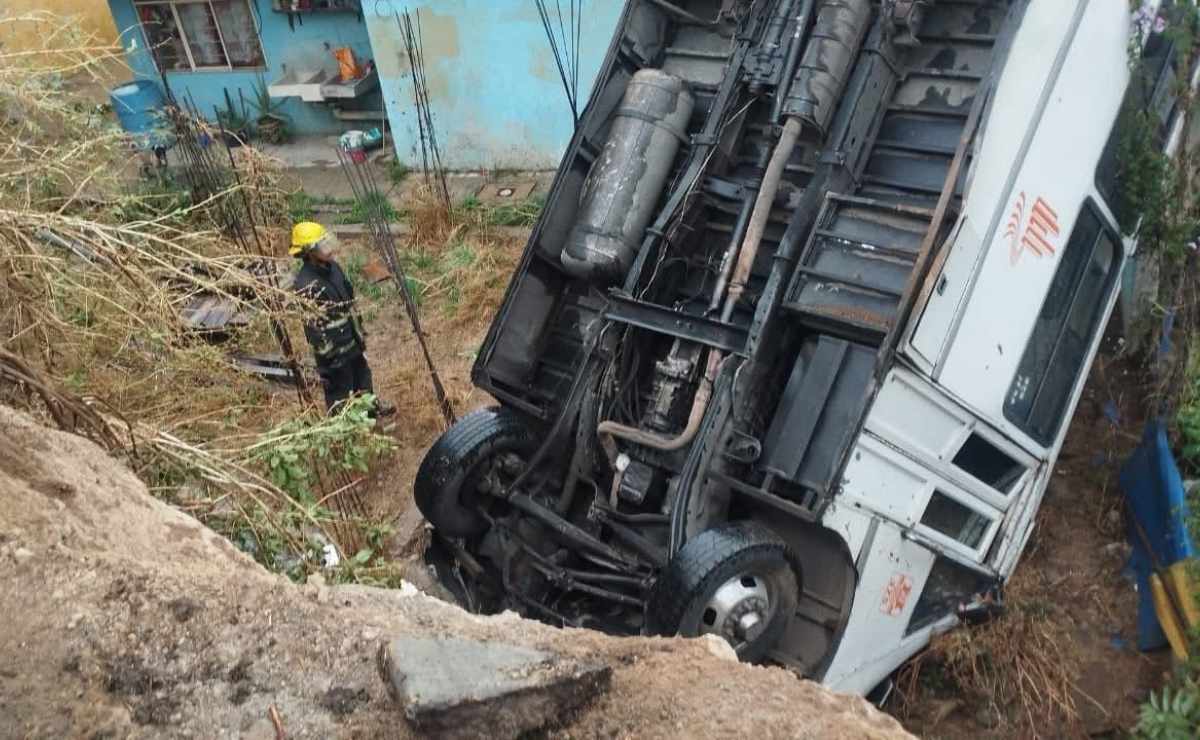 ¡Increíble! Microbús se vuela y cae dentro de una casa en Atizapán de Zaragoza
