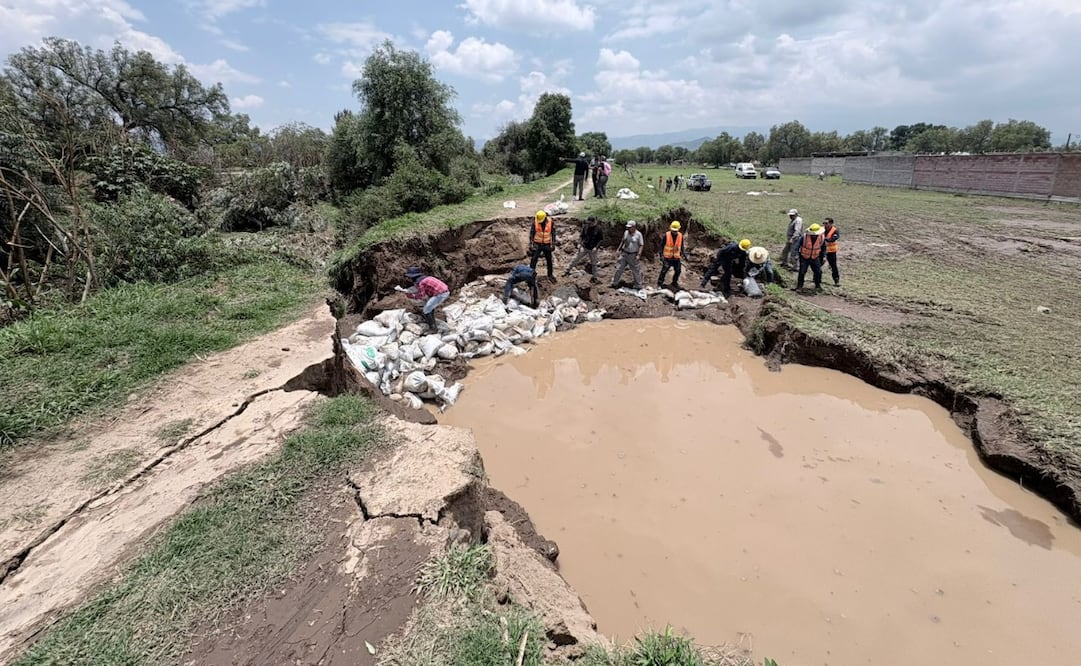 Con más de 800 costales y labores de achique, se protegió la zona y se supervisaron las líneas de conducción de Pemex que cruzan por el sitio. Foto Especial