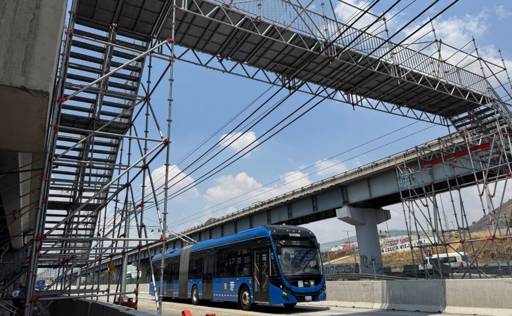 Durante el cierre, adultos mayores y estudiantes fueron los más perjudicados al tener que caminar largas distancias para encontrar otro cruce seguro. Foto Especial