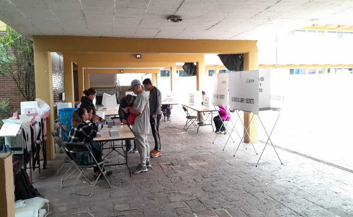 Hasta la casilla de la sección 5236 del distrito 34 en Toluca llegó Adrián quien sólo tardó 10 minutos en emitir su voto. Foto: Claudia Rodríguez / El Universal Estado de México