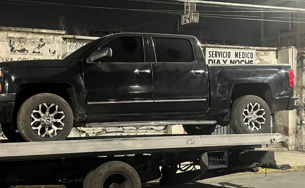 La policía aseguró una camioneta, un panel balístico con logotipos de la Sedena y la Guardia Nacional en manos de civiles. Foto Especial