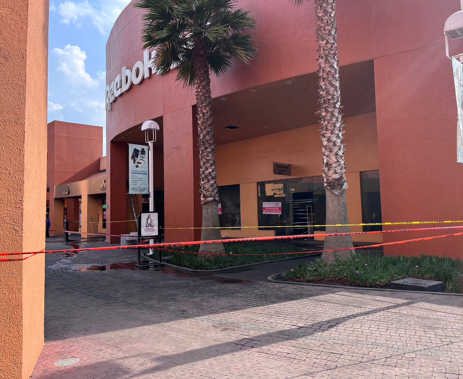 El fuego se originó en una tienda deportiva. Foto Arturo Contreras