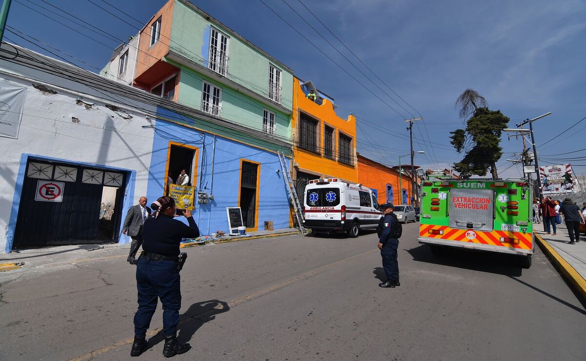 Un trabajador del ayuntamiento se electrocutó mientras pintaba una casa como parte de sus labores. Foto: Arturo Hernández.