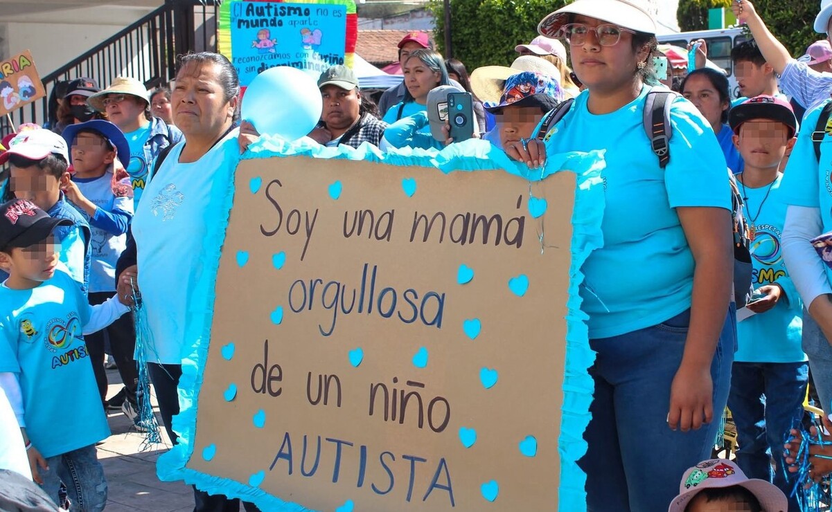 Familias enteras, niños y jóvenes con autismo, docentes y miembros de la comunidad, se unieron en un recorrido. Foto: Especial