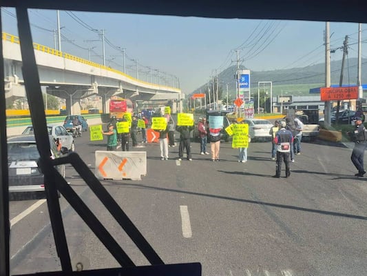Bloquean la México-Puebla para exigir justicia por Alberto, universitario asesinado en un asalto