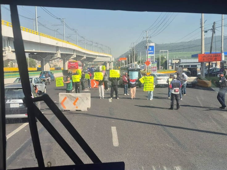 Bloquean la México-Puebla para exigir justicia por Alberto, universitario asesinado en un asalto