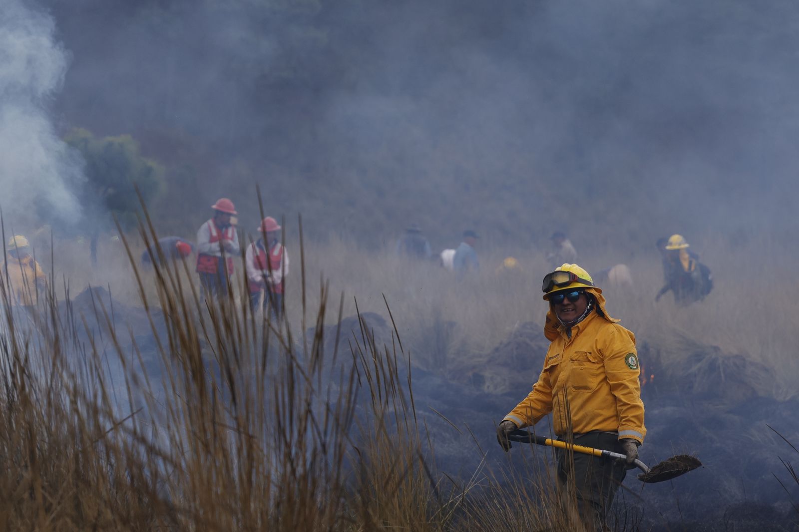 Los incendios forestales también son una fuente de contaminación ambiental. Foto Arturo Hernández