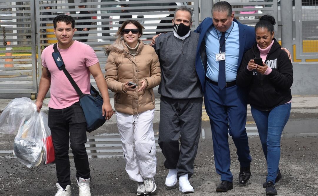 Israel Vallarta sale de la prisión de máxima seguridad del Altiplano rodeado de su familia y su abogado. Foto: Haaron Alvarez / AP
