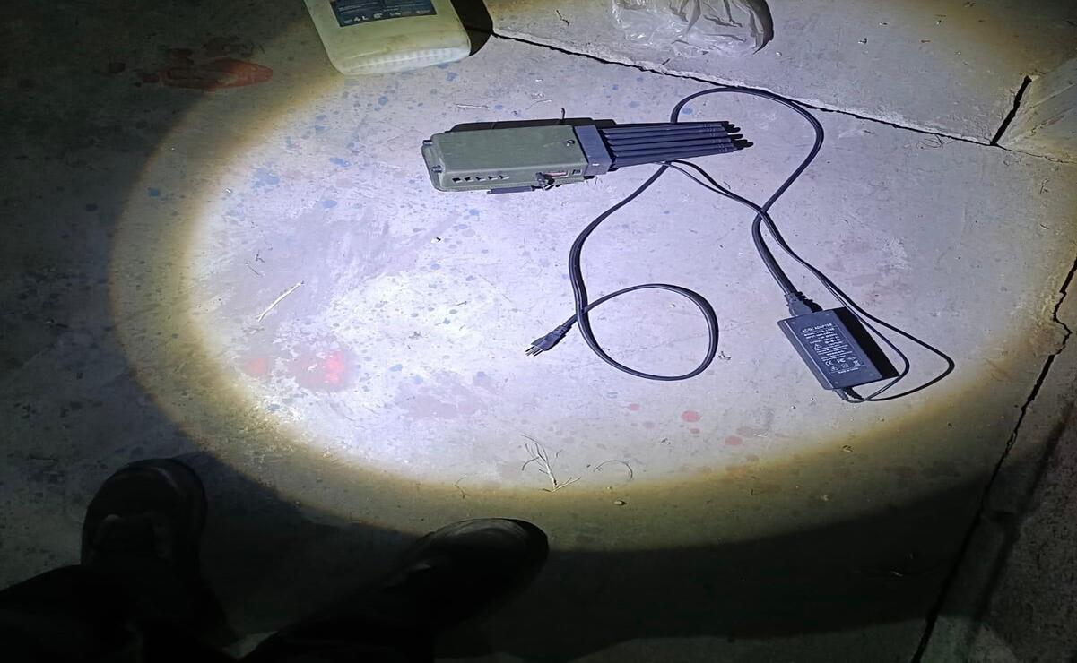 Tras inspeccionar la unidad de carga, localizaron cuatro inhibidores de señal / Foto: Especial