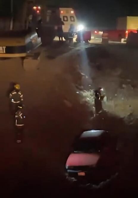 La unidad cayó en el socavón que se abrió hace tres meses y que fue reparado. Foto Especial