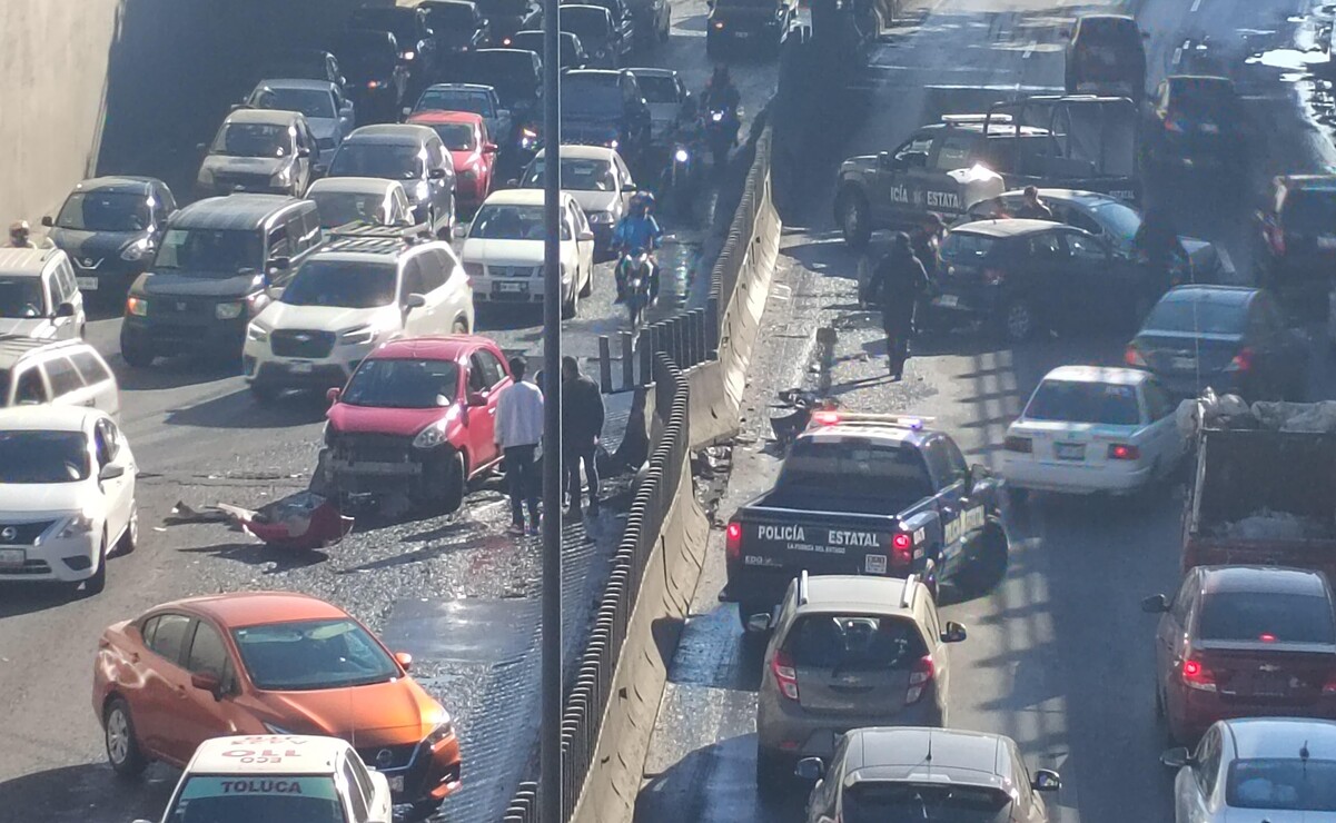 Al menos 4 vehículos particulares y un taxi se vieron involucrados / Foto Alejandro Vargas