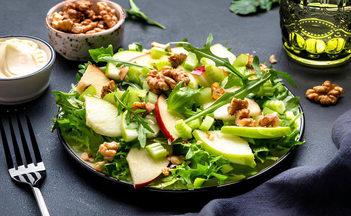 El nombre original del platillo es ensalada Waldorf y fue creado por el chef suizo Oscar Tschirky. Foto: Shutterstock