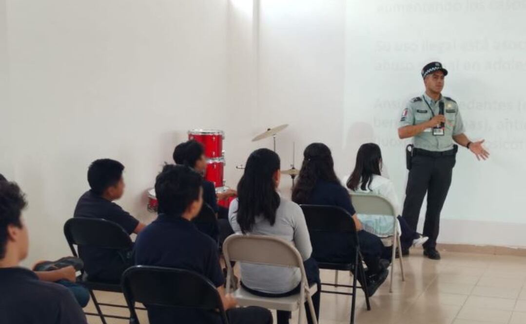 Guardias nacionales impartiendo pláticas sobre prevención de adicciones a estudiantes / Foto: Especial