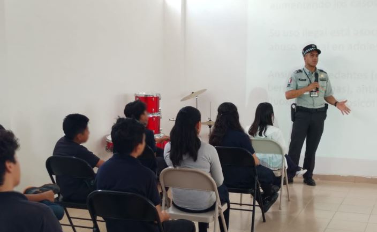 Guardias nacionales impartiendo pláticas sobre prevención de adicciones a estudiantes / Foto: Especial