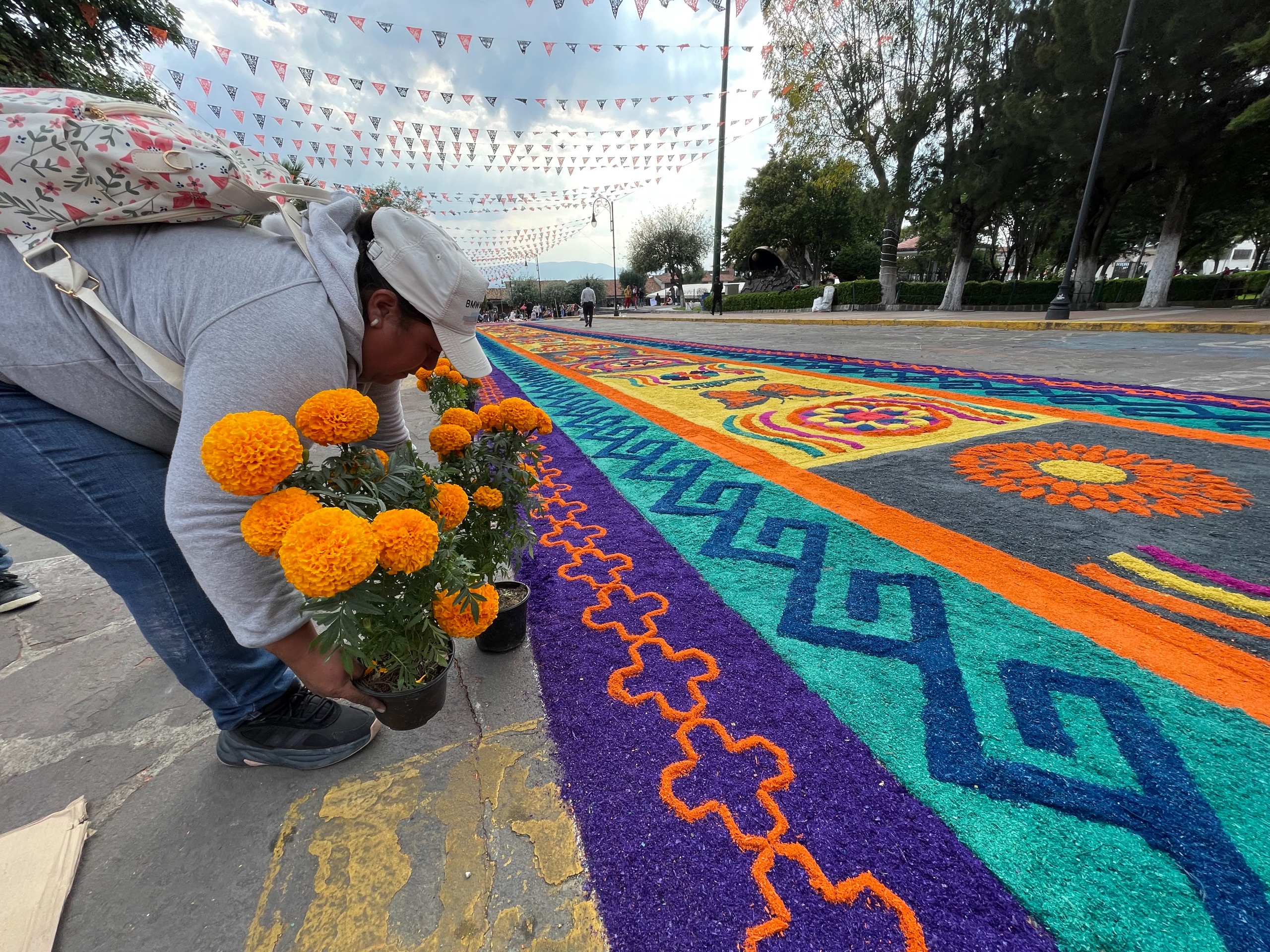 Habitantes de Jocotitlán y servidores públicos han ayudado en la elaboración de esta pieza. Foto Michelle Sánchez