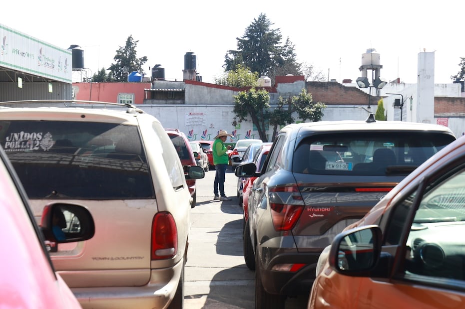 Automovilistas en Paseo Tollocan reportan esperas de hasta cinco horas para cumplir con la verificación antes de que terminen los plazos legales. Foto Alejandro Vargas / El Universal