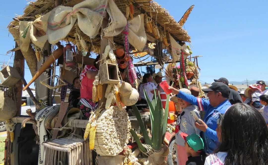 ¡Jiquipilco en fiesta! El desfile inaugural da inicio a la celebración del pulque y la cultura local. Foto: Especial